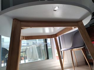 Mesa redonda blanca 105cm y sillas.