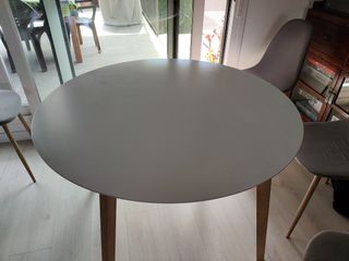 Mesa redonda blanca 105cm y sillas.