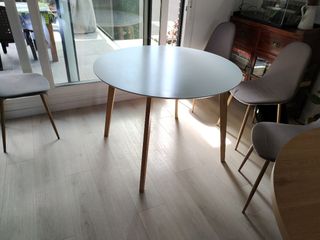 Mesa redonda blanca 105cm y sillas.