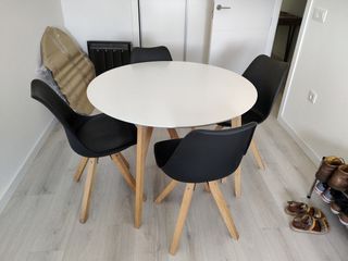 Mesa redonda blanca 105cm y sillas.