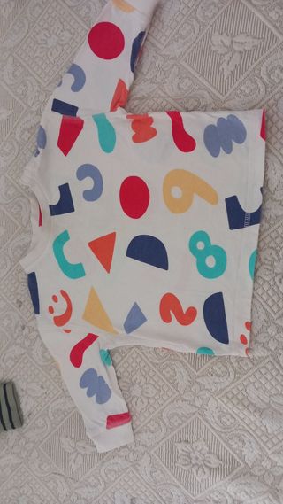 Camiseta infantil con números y formas
