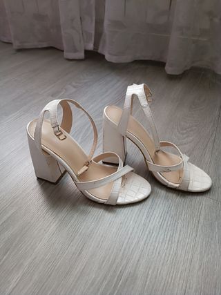 Sandalias blancas tacón