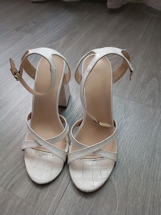 Sandalias blancas tacón