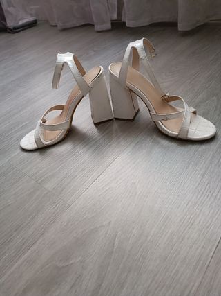 Sandalias blancas tacón