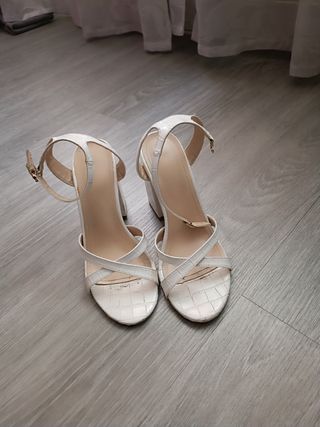 Sandalias blancas tacón