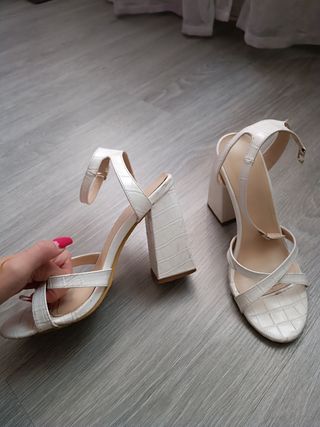 Sandalias blancas tacón