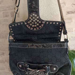 Bolso negro con tachuelas
