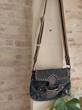 Bolso negro con tachuelas