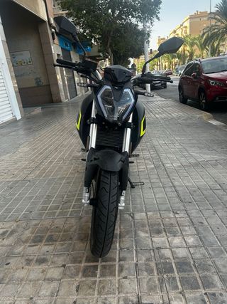 Keeway 125cc Negra con Detalles Aamrillos,