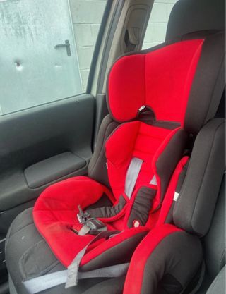 Silla de coche para bebé roja y negra