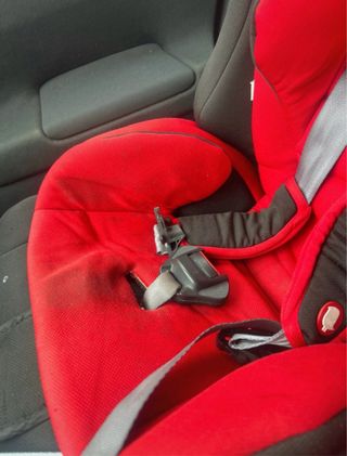 Silla de coche para bebé roja y negra