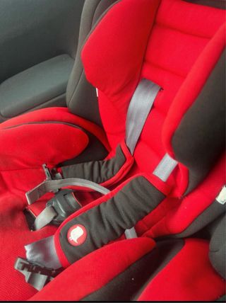 Silla de coche para bebé roja y negra