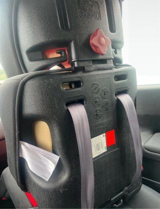Silla de coche para bebé roja y negra
