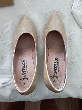 Zapatos de tacón dorados PITILLOS
