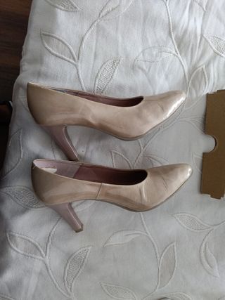 Zapatos de tacón dorados PITILLOS