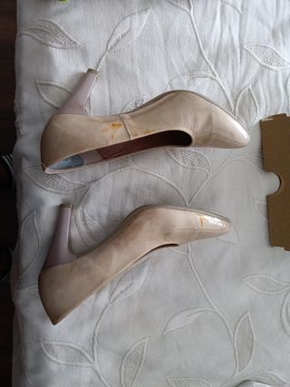 Zapatos de tacón dorados PITILLOS