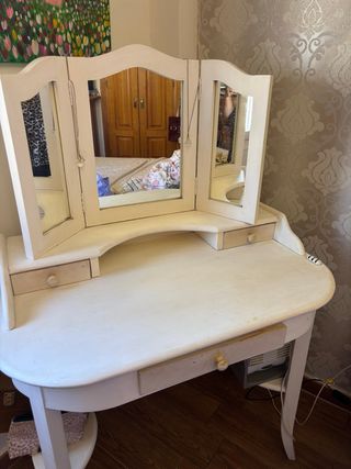 Tocador de madera con espejo