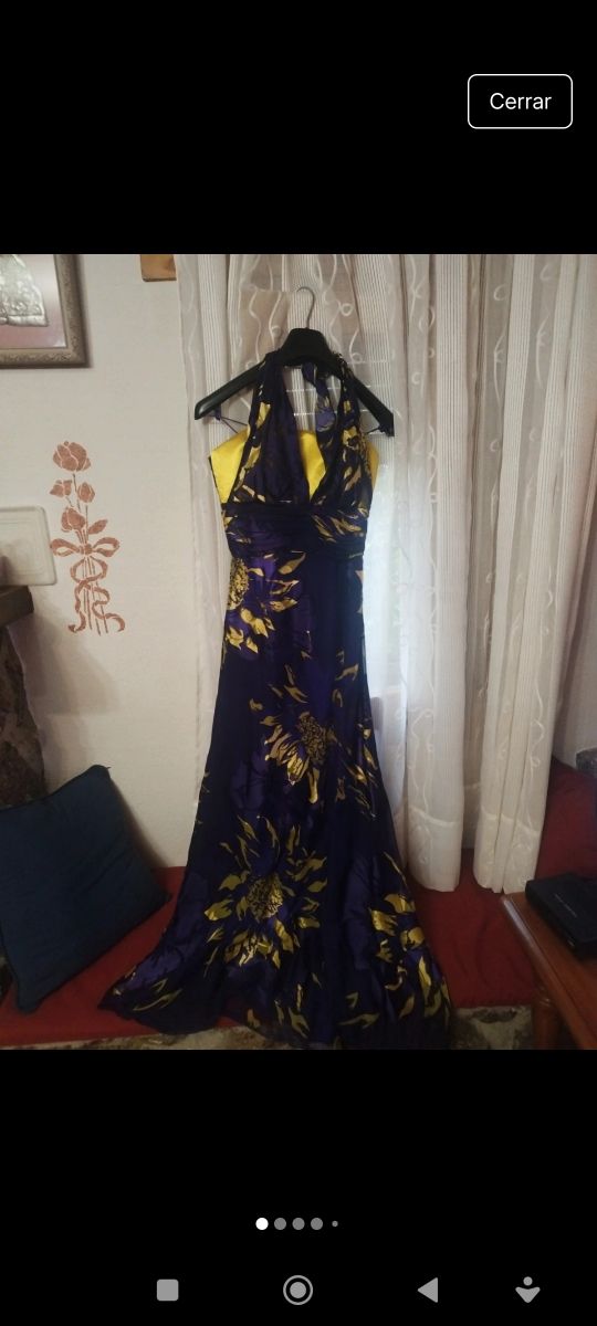 Vestido largo morado con estampado floral dorado