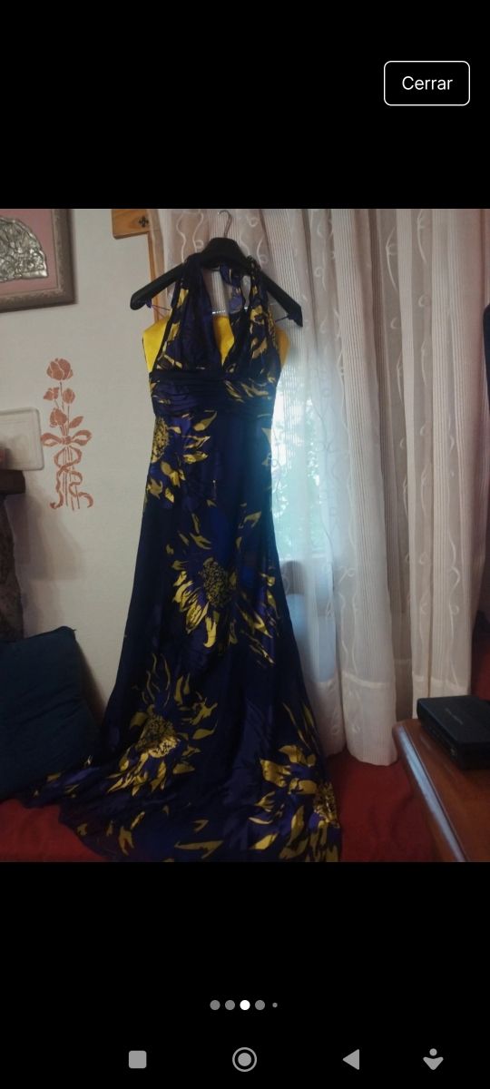 Vestido largo morado con estampado floral dorado