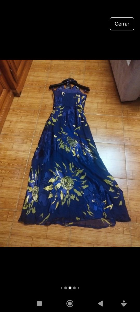 Vestido largo morado con estampado floral dorado