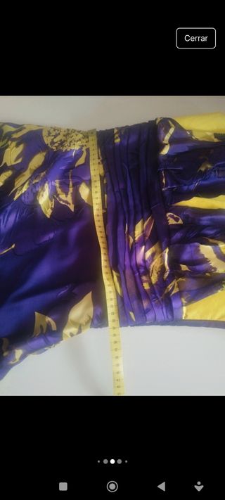 Vestido largo morado con estampado floral dorado