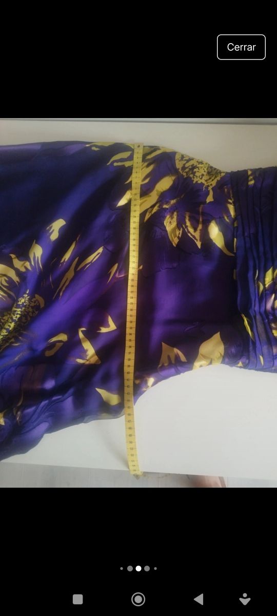 Vestido largo morado con estampado floral dorado