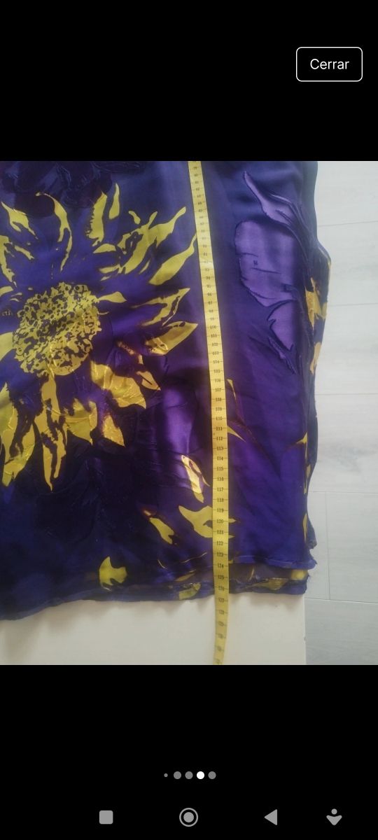 Vestido largo morado con estampado floral dorado