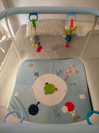 Parque para bebé con juguetes