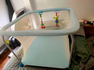 Parque para bebé con juguetes