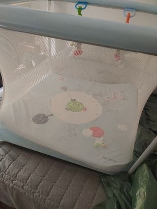 Parque para bebé con juguetes