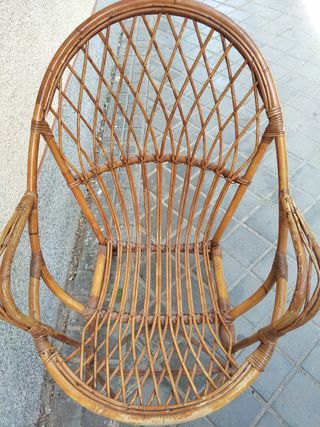Silla con brazos mimbre vintage para terraza