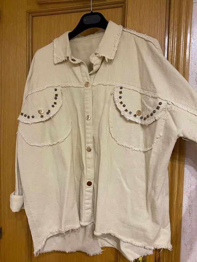 Sobrecamisa beige tachuelas 100% algodón