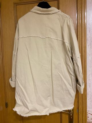 Sobrecamisa beige tachuelas 100% algodón