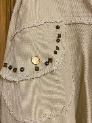 Sobrecamisa beige tachuelas 100% algodón