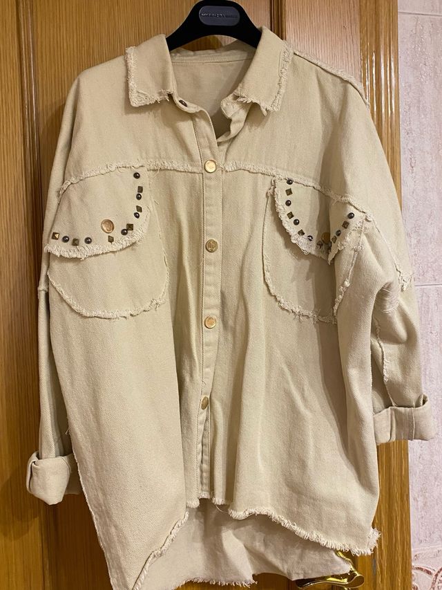 Sobrecamisa beige tachuelas 100% algodón