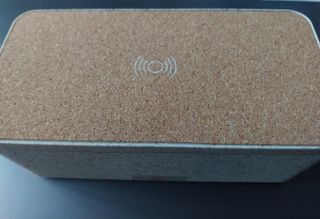 Coluna Bluetooth com Carregamento Indutivo