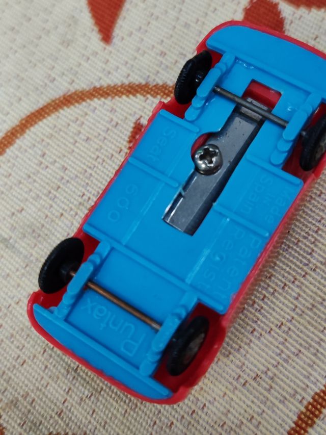 Coche de juguete sacapuntas rojo