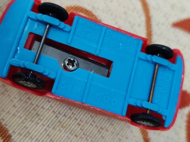 Coche de juguete sacapuntas rojo