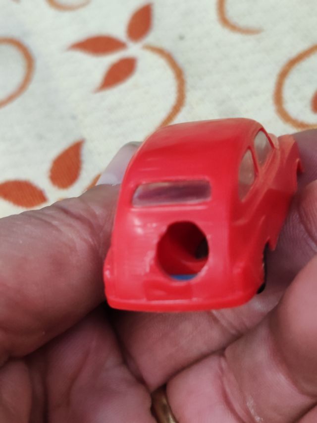 Coche de juguete sacapuntas rojo