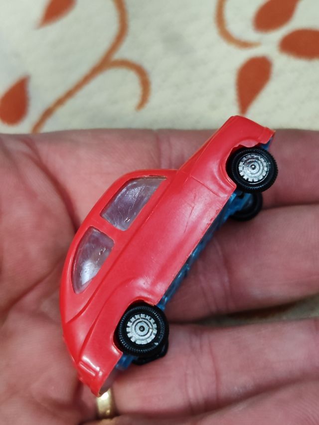 Coche de juguete sacapuntas rojo