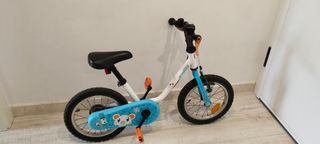 Bicicleta infantil 3-5 años con ruedines + casco.