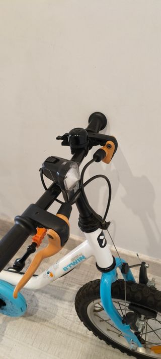 Bicicleta infantil 3-5 años con ruedines + casco.