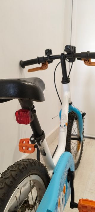 Bicicleta infantil 3-5 años con ruedines + casco.
