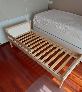 Cama infantil de madera con barrera