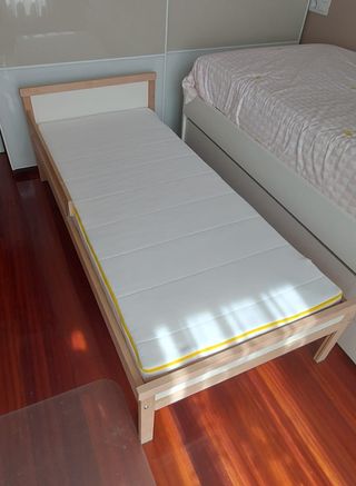 Cama infantil de madera con barrera