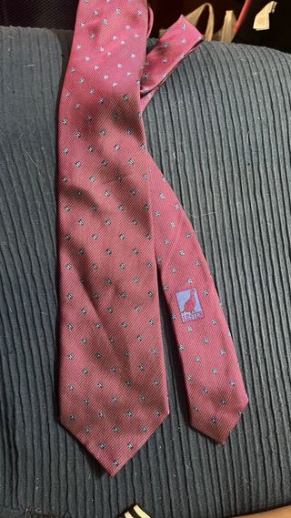 Corbata morada con estampado azul