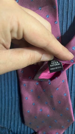 Corbata morada con estampado azul