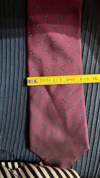 Corbata morada con estampado azul