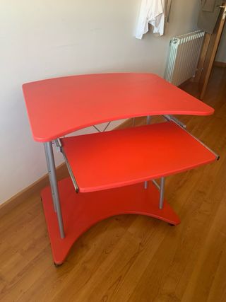 Mesa de ordenador roja con bandeja extensible
