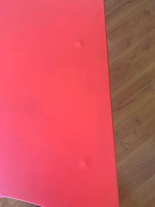 Mesa de ordenador roja con bandeja extensible